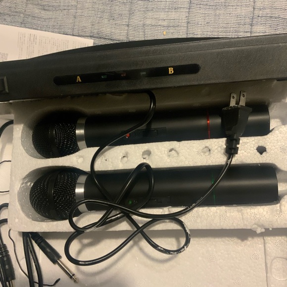 WIRELESS Microphone PA system with 2 hand-held microphones - Picture 4 of 4
